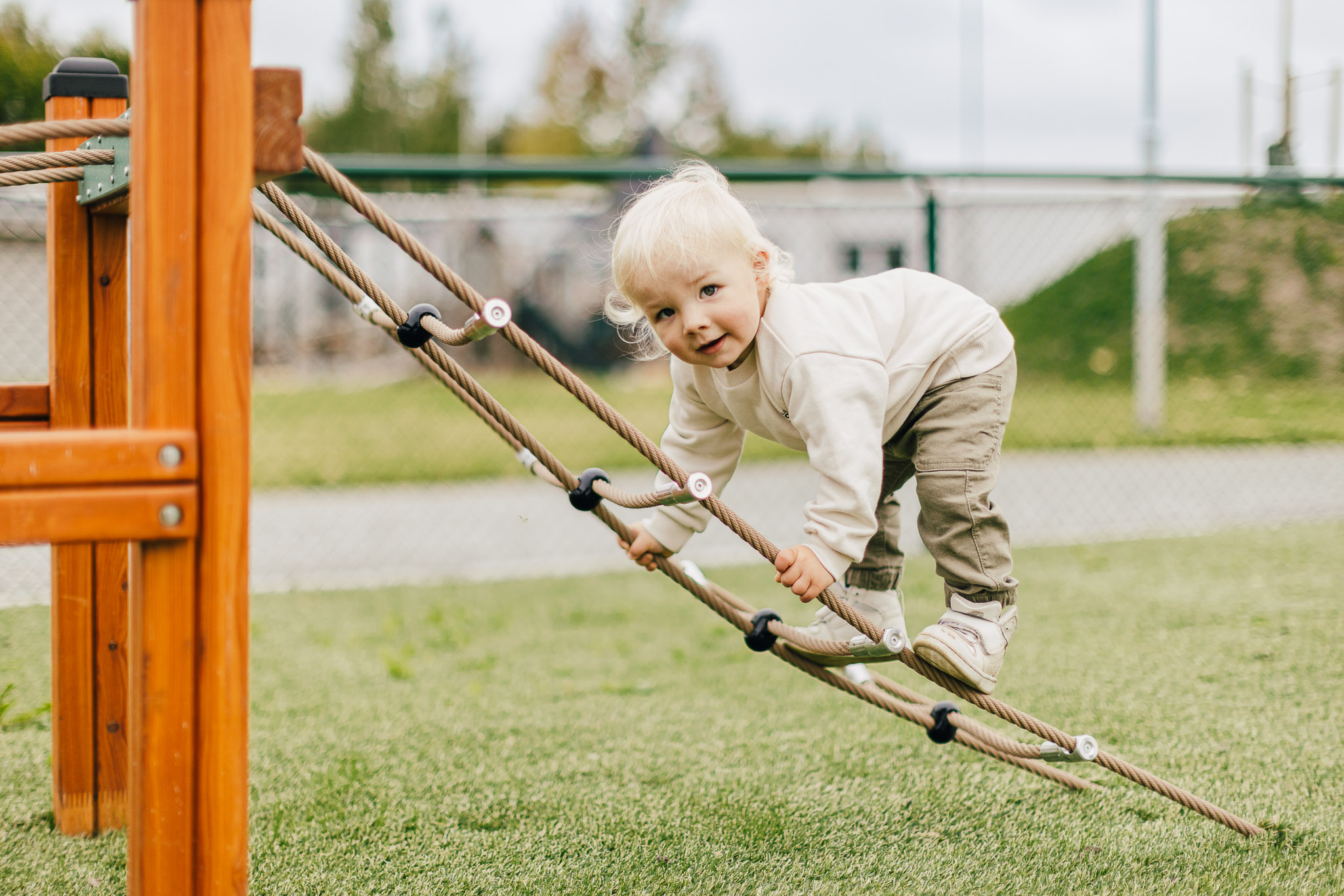 Lekande barn ute på lekplats på Hamre förskola i Västerås