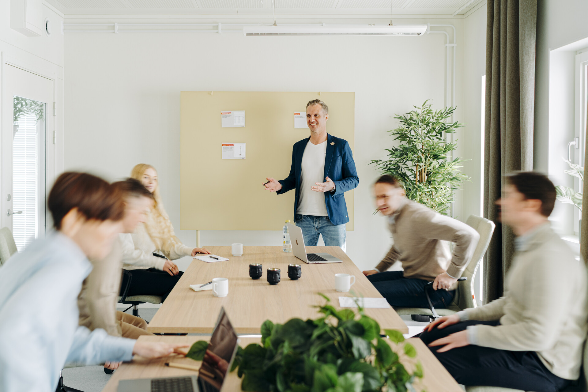 flera medarbetare i mötesrum i moduler för kontor