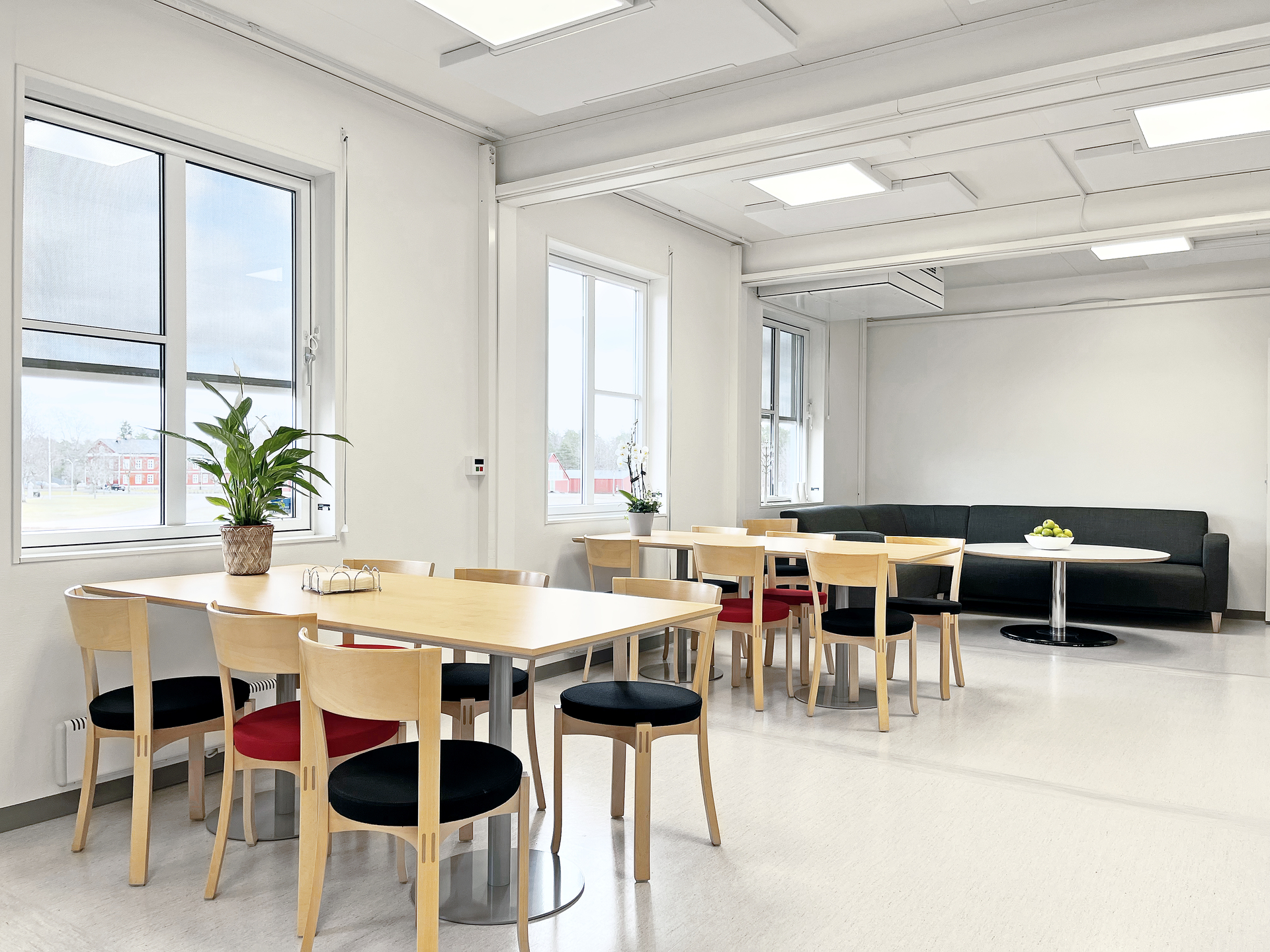 Personalrum och pausutrymme i Skillingaryds vårdcentral, uppfört i vårdmoduler från Expandia, med ljusa ytor, stora fönster och funktionell inredning för vårdpersonal