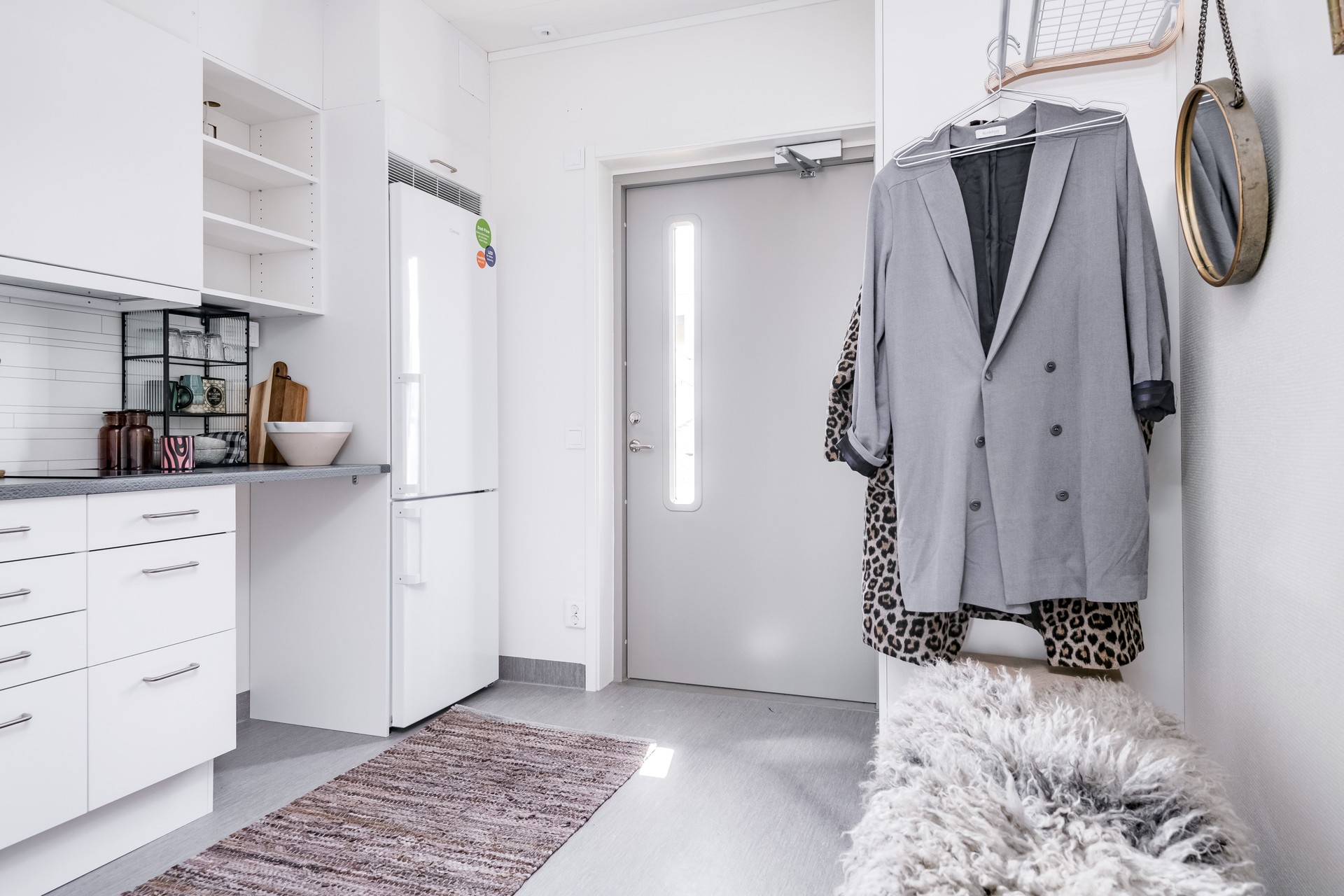 Välplanerad studentbostad i Visby där kök och entré smälter samman i en ljus och funktionell helhet. Den smarta planlösningen med fullutrustat kök, generösa förvaringslösningar och genomtänkta materialval skapar ett praktiskt vardagsboende med hög trivselfaktor. Ljusa ytor, sobra färger och personliga inredningsdetaljer ger ett modernt men hemtrevligt uttryck – ett yteffektivt boende som visar hur modulbaserade studentbostäder från Expandia kan erbjuda både kvalitet, komfort och flexibilitet för dagens studenter.