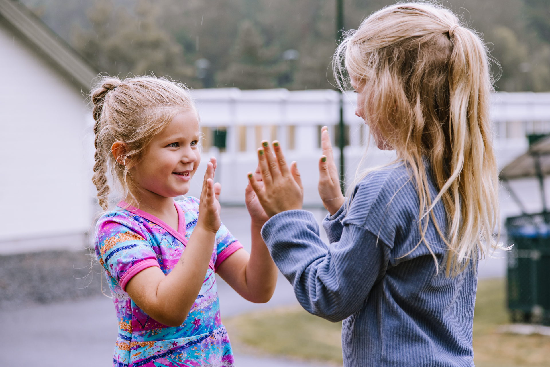 två barn leker framför Ormåsen modulskola